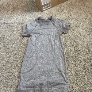 Lululemon Athletica Gray Short Sleeve Tee